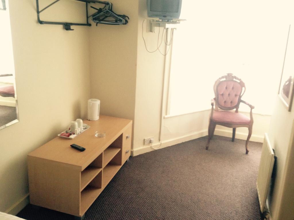 Peek-A-Booze - Budget Hotel - Adults Only Blackpool Room photo
