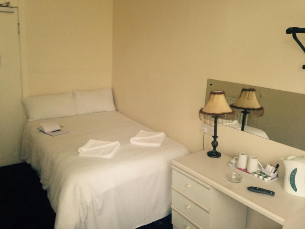 Peek-A-Booze - Budget Hotel - Adults Only Blackpool Room photo