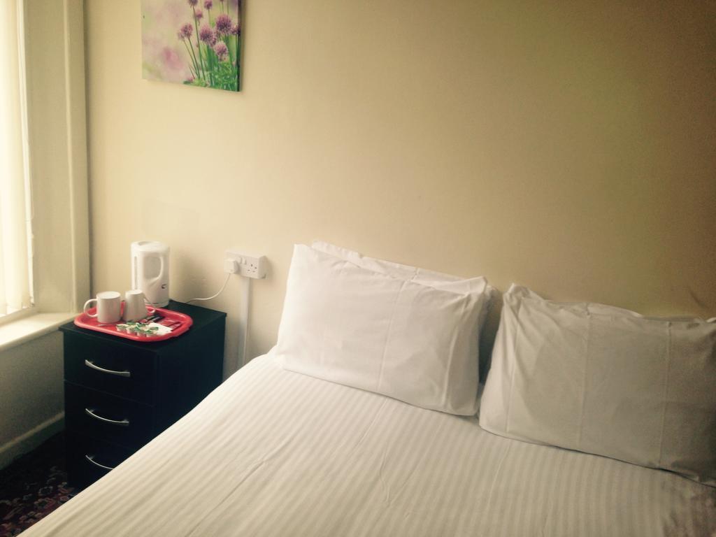 Peek-A-Booze - Budget Hotel - Adults Only Blackpool Room photo