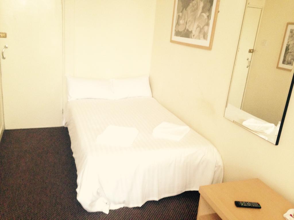 Peek-A-Booze - Budget Hotel - Adults Only Blackpool Room photo