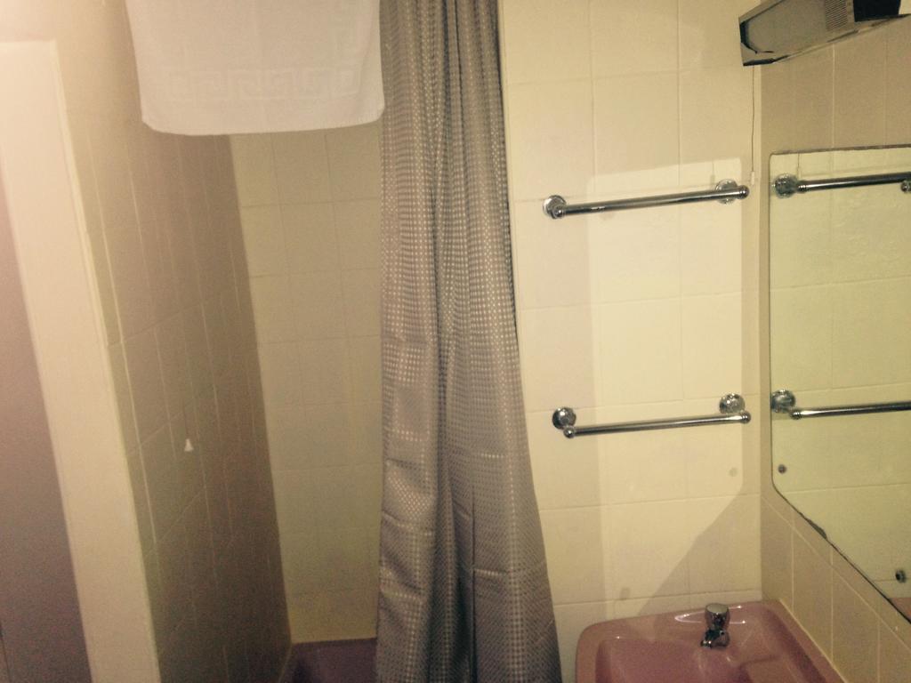 Peek-A-Booze - Budget Hotel - Adults Only Blackpool Room photo